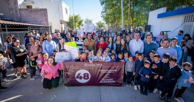 Juan De Dios Gámez Mendívil entrega la calle pavimentada número 48 en la colonia Progreso