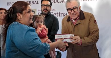 Inicia el gobernador Rubén Rocha Moya con la entrega de las becas Rita Cetina para secundaria