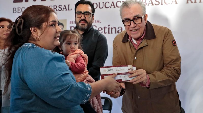 Inicia el gobernador Rubén Rocha Moya con la entrega de las becas Rita Cetina para secundaria